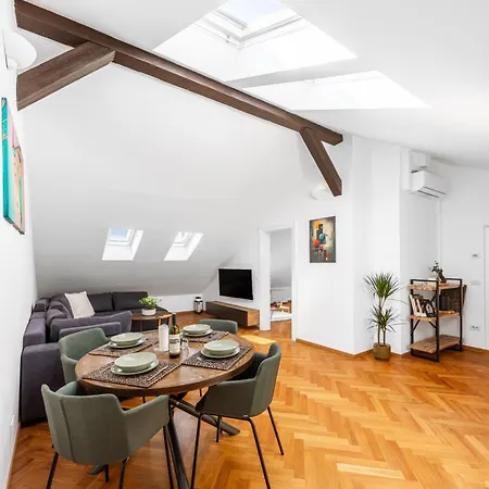 Cozy Luxe At The Heart Of Old Centre